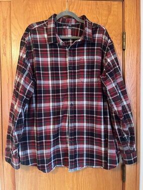 Men's Red & Black Plaid Flannel Button-Up Shirt